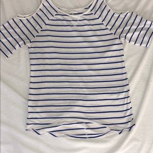 Stripped shoulder cut shirt.